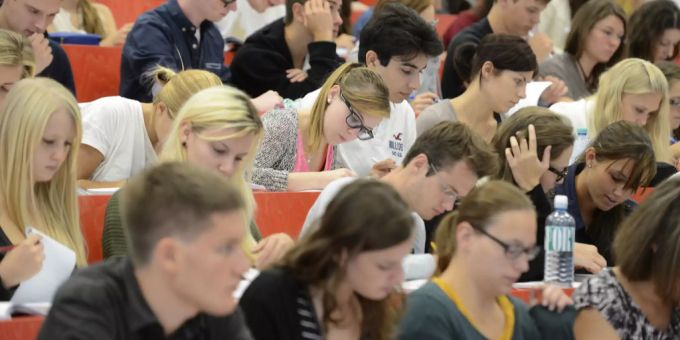Studierende in einem Hörsaal. (Symbolbild) Studierende Coronavirus Studium