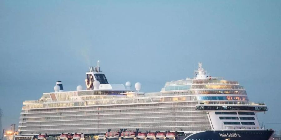 Das Tui-Kreuzfahrtschiff «Mein Schiff 2», das coronabedingt nur 1500 statt 2900 Passagiere aufgenommen hatte, war ohne Landgang auf der Nordsee unterwegs. Foto: Daniel Bockwoldt/dpa