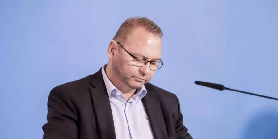 Frank Werneke, Verdi-Vorsitzender, unterzeichnet am 25. Oktober die Einigung der Tarifverhandlungen für den öffentlichen Dienst von Bund und Kommunen. Foto: Christoph Soeder/dpa