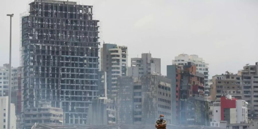 Ein Soldat an der Unglücksstelle im Hafen von Beirut