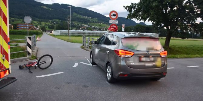 Mit Velo gegen Auto geprallt