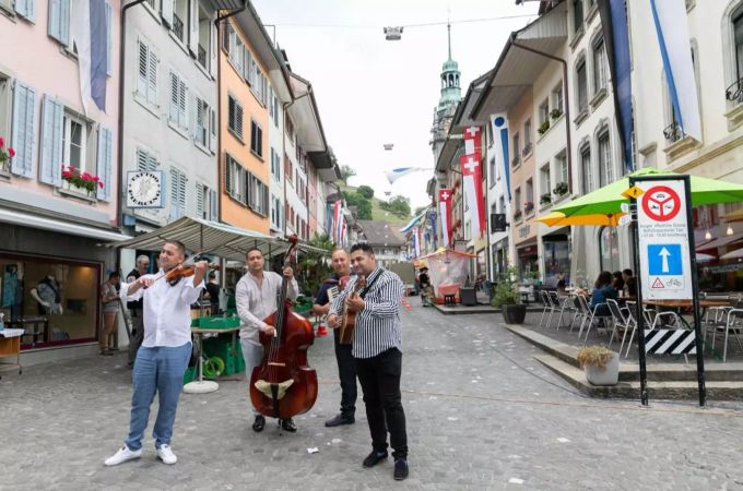 Musik am Wochenmarkt. Wochenmarkt Lenzburg