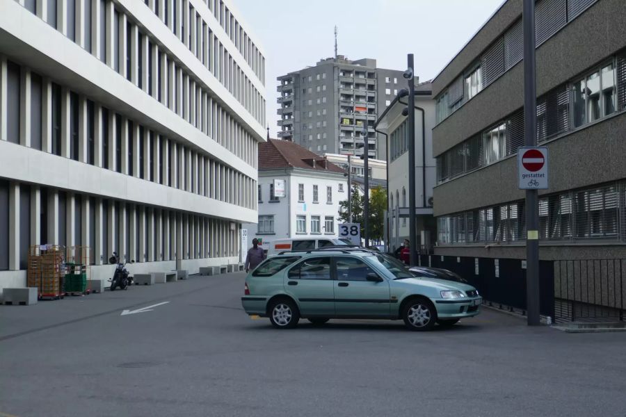 Aus dieser Richtung fuhr der Mann in den Innenhof. Da es eine Einbahnstrasse ist, durfte er nicht wieder raus.