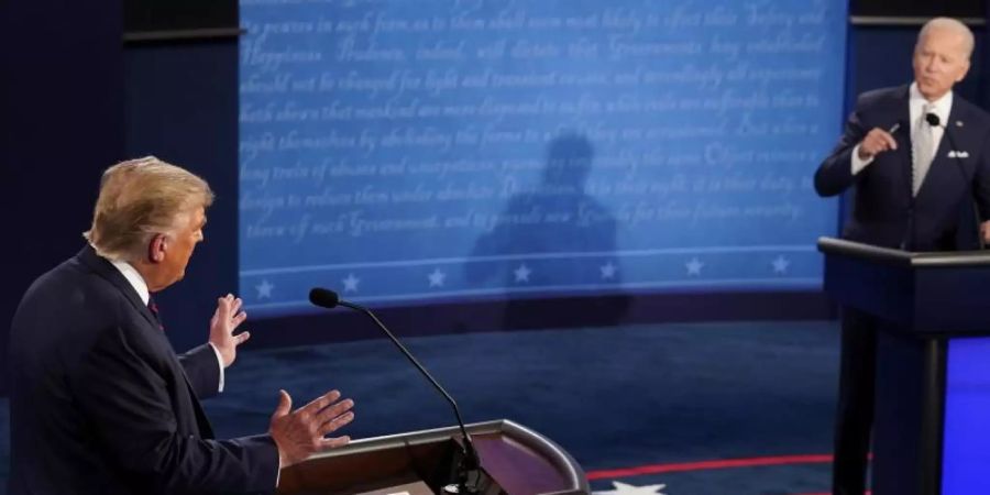 US-Präsident Donald Trump (l) und Herausforderer Joe Biden liefern sich einen Schlagabtausch. Foto: Morry Gash/AP Pool/dpa