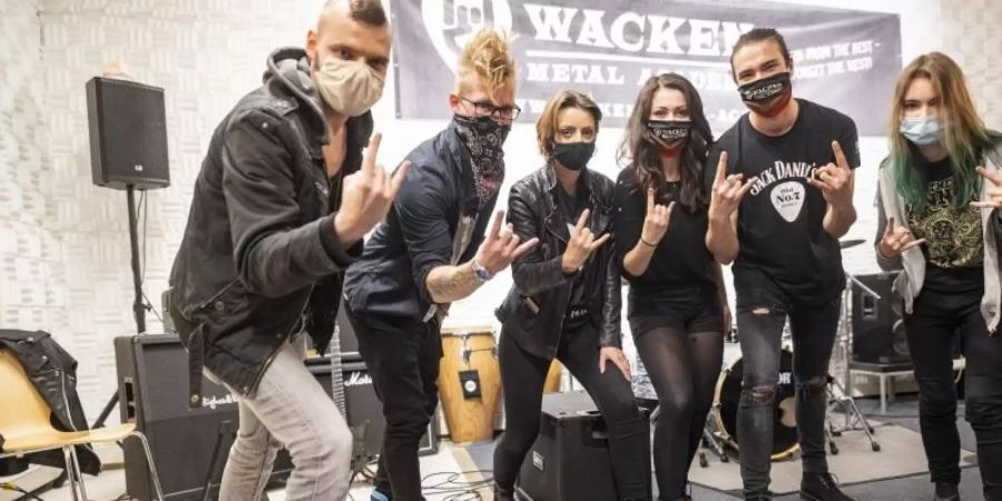 Gleich ein Fototermin: Schüler des ersten Jahrgangs der Wacken Metal Academy stehen im Bunker an der Hamburger Feldstrasse. Foto: Axel Heimken/dpa