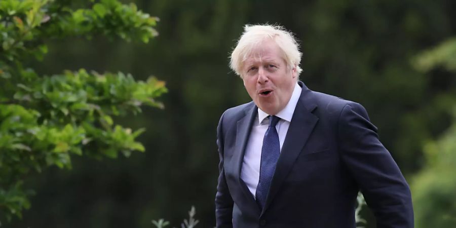 Boris Johnson, Premierminister von Grossbritannien, spaziert durch die Gärten von Hillsborough Castle. Foto: Brian Lawless/PA Wire/dpa
