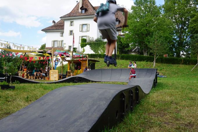 Der Pumptrack und das Bistro im Hintergrund Pumptrack Münsingen