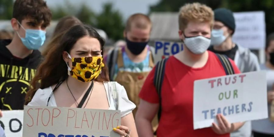 Schüler demonstrieren gegen die britische Regierung