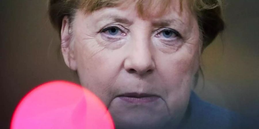 Bundeskanzlerin Angela Merkel Ende vergangener Woche bei einem Gespräch mit Journalisten. Foto: Olivier Hoslet/EPA Pool/AP/dpa
