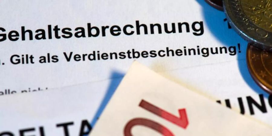 Vor allem die Kurzarbeit und die damit verbundenen geringeren Arbeitszeiten drücken auf die Bruttolöhne. Foto: Arno Burgi/dpa-Zentralbild/dpa