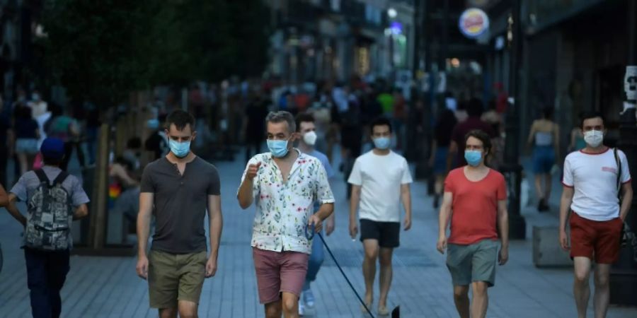 Passanten mit Gesichtsmasken in Madrid