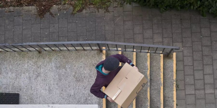 Ein junger Mann zieht von zu Hause aus. In Balkanländern passiert das relativ spät, in Skandinavien früh. In der Schweiz lebt jeder/r Sechste im Alter von 25-34 Jahren noch im Elternhaus. (Symbolbild)