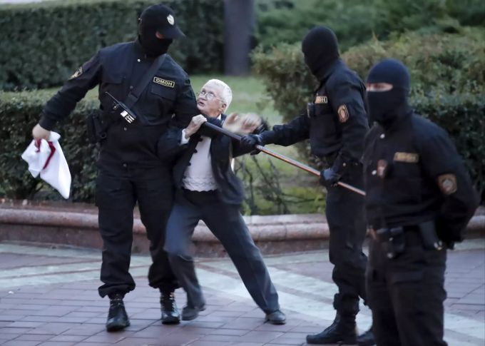 Die Oppositionsaktivistin Nina Baginskaja, 73, Mitte, kämpft mit der Polizei während einer Kundgebung belarussischer Oppositionsanhänger auf dem Unabhängigkeitsplatz in Minsk, Belarus, Mittwoch, 26. August 2020. APTOPIX Belarus Protests