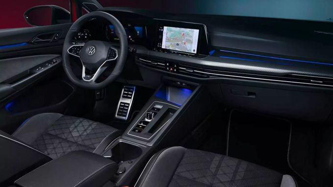 Der Innenraum ist baugleich mit dem des normalen VW Golf 8. 2021 VW Golf Variant