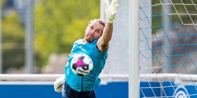 Wieder die Nummer eins im Tor vom FC Schalke 04: Ralf Fährmann in Aktion. Foto: Guido Kirchner/dpa Wieder die Nummer eins im Tor vom FC Schalke 04: Ralf Fährmann in Aktion. Foto: Guido Kirchner/dpa