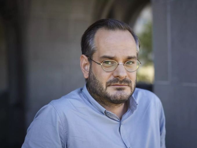 Jonas Lüscher kritisiert, dass das Coronavirus oft als ungefährlich für unter 45-Jährige dargestellt wird. Coronavirus