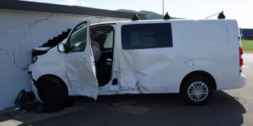Lieferwagen prallt nach Kollision in Garagenbox