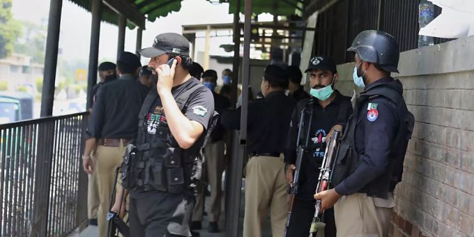 Polizeibeamte stehen nach der Ermordung von Tahir Shamim Ahmad, der vor Gericht der Beleidigung des Islam beschuldigt wurde, an einem Eingangstor des Bezirksgerichts im Nordwesten Pakistans. pakistan