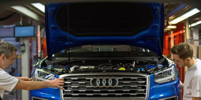 Fertigungsmechaniker bringen an einem Fliessband im Audi-Werk die Front an einem Audi an. Foto: Andreas Gebert/dpa Fertigungsmechaniker bringen an einem Fliessband im Audi-Werk die Front an einem Audi an. Foto: Andreas Gebert/dpa