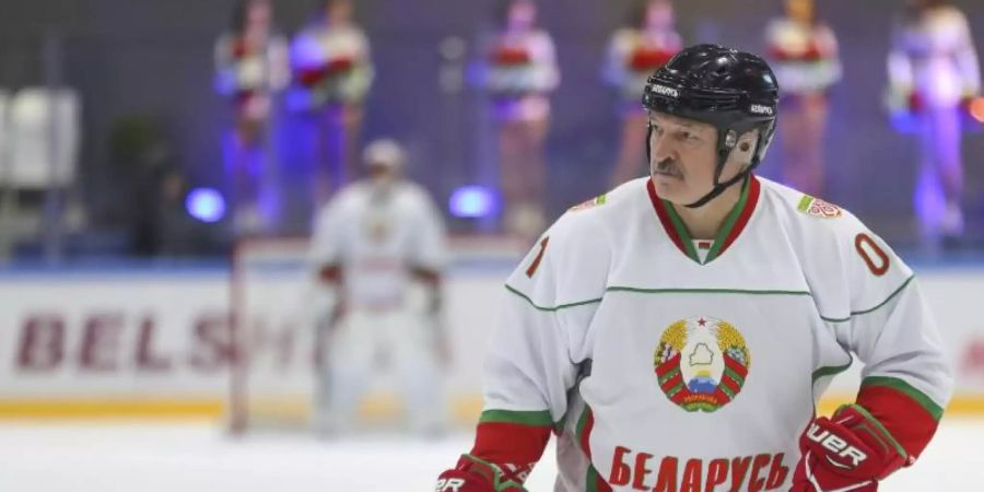 Belarus-Präsident Alexander Lukaschenko zeigt sich gerne als Eishockeyspieler. Foto: Andrei Pokumeiko/POOL BelTa/AP/dpa