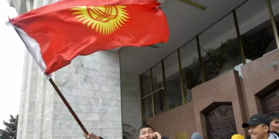 Demonstranten stehen vor dem Regierungsgebäude in Bischtek. Unter dem Druck massiver Proteste hatte die Wahlleitung im zentralasiatischen Kirgistan die Parlamentswahl für ungültig erklärt. Foto: Vladimir Voronin/AP/dpa