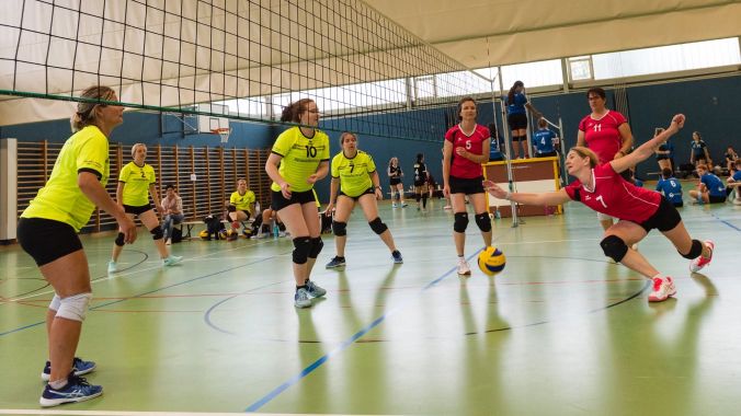 VBC Lostorf 1 (in gelben Trikots) hat die Nase vorn