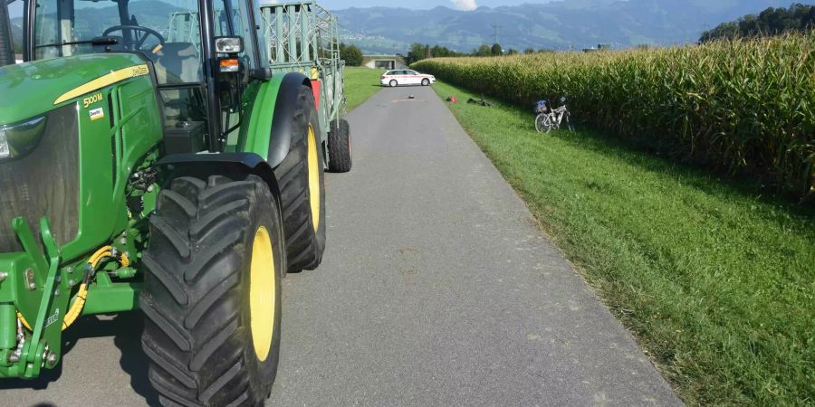 Schmerikon SG: E-Bike kollidiert mit Traktor –schwer verletzt