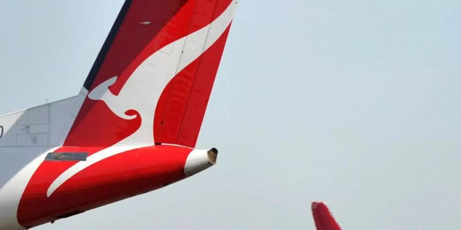 Die australische Fluggesellschaft Qantas will mehrere baugleiche Flugzeuge einer Inspektion unterziehen. Foto: Joel Carrett/epa/dpa