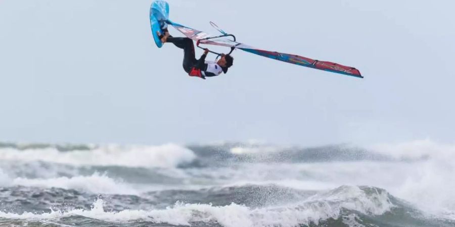 Windsurf-Star Philip Köster wartet weiter auf seinen fünften WM-Titel. Foto: Frank Molter/dpa