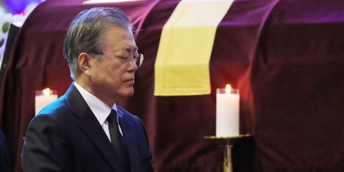 Moon Jae In bei der Beerdigung seiner Mutter. moon jae in