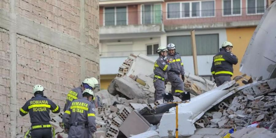 Rettungskräfte durchsuchen die Trümmer eines eingestürzten Gebäudes in Durres. Foto: Visar Kryeziu/AP/dpa