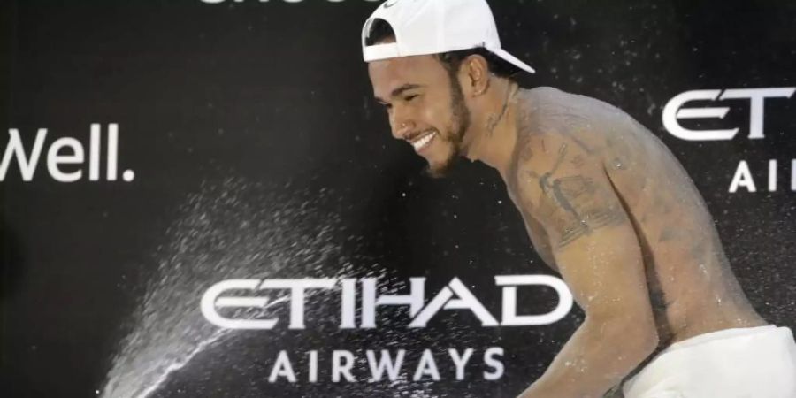 Feierte 2018 seinen vierten Sieg sowie den WM-Titel in Abu Dhabi: Mercedes-Pilot Lewis Hamilton. Foto: Luca Bruno/AP/dpa