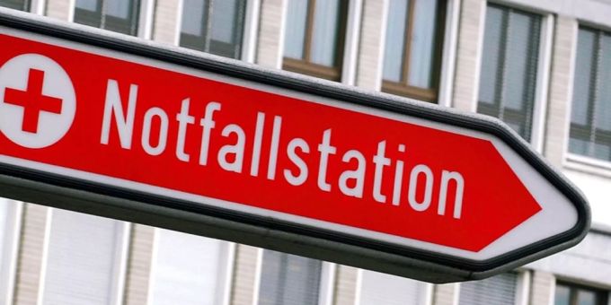 Ein Schild weist zur Notfallstation. Ballenwickelgerät