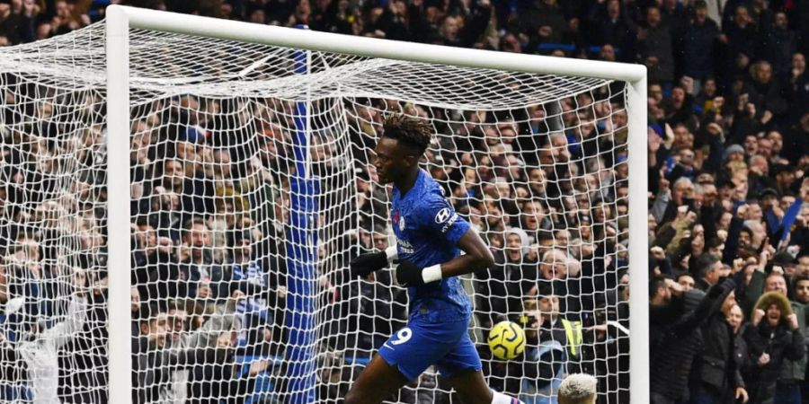 Chelseas Stürmer Tammy Abraham hat Palace-Goalie Guaita zum 1:0 bezwungen und zieht im Triumph davon