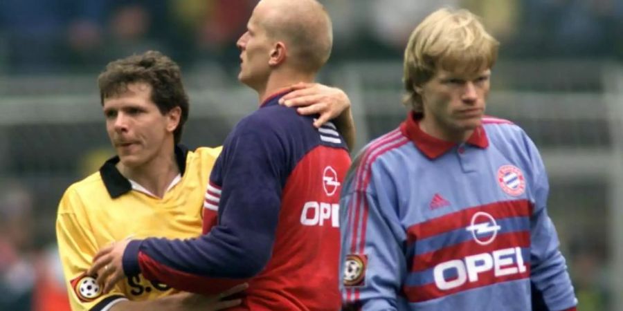 Bayern-Torhüter Oliver Kahn geht an dem Dortmunder Andreas Möller (l) und an seinem Mannschaftskameraden Carsten Jancker (M) vorbei. Foto: Franz-Peter Tschauner/dpa