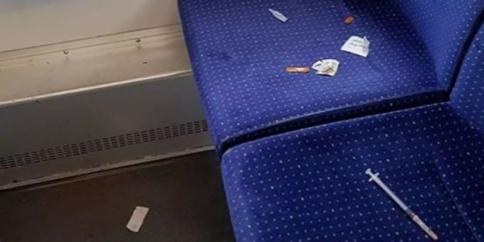 Das gebrauchte Fixerbesteck in der S-Bahn zwischen Glarus und Schwanden GL. Fixerbesteck
