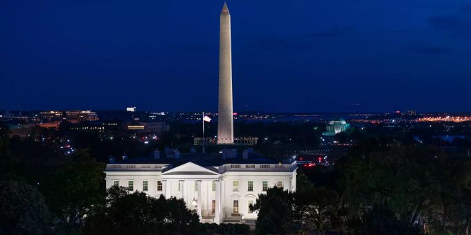 Das Weisse Haus und das Washington Monument sind in der Abenddämmerung hell erleuchtet. Weisses Haus Zeitungen Abos