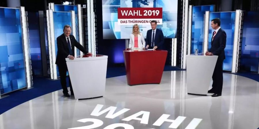 Bodo Ramelow (l, Die Linke), Ministerpräsident von Thüringen, und Mike Mohring (r), CDU-Landes- und Fraktionschef, stehen sich am 14. Oktober beim «Thüringen-Duell» in Erfurt gegenüber. Foto: Martin Schutt/zb/dpa/Archiv
