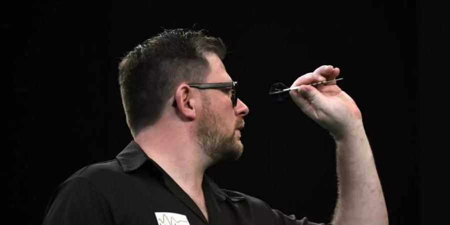 Muss bei der Darts-EM in Göttingen bereits früh die Heimreise antreten: Titelverteidiger James Wade. Foto: Ina Fassbender/dpa
