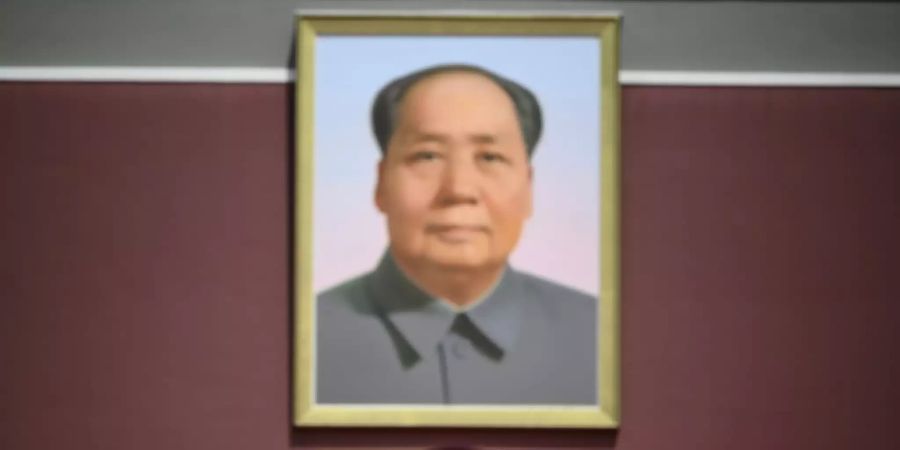Porträt von Mao Zedong am Tor des Himmlischen Friedens