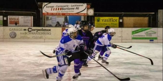 Die Spielerinnen stürmen auf das Tor der Blackburry-Frauen zu.