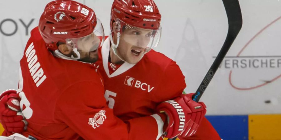 Lausannes Center Cory Emmerton (rechts) lässt sich von Matteo Nodari für das 2:0 beglückwünschen