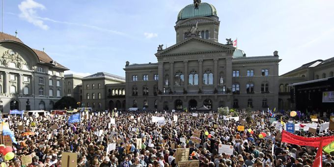 Zehntausende an der Klimaschutz-Demo von Ende September 2019 - eine von vielen Kundgebungen in Bern. bern klima