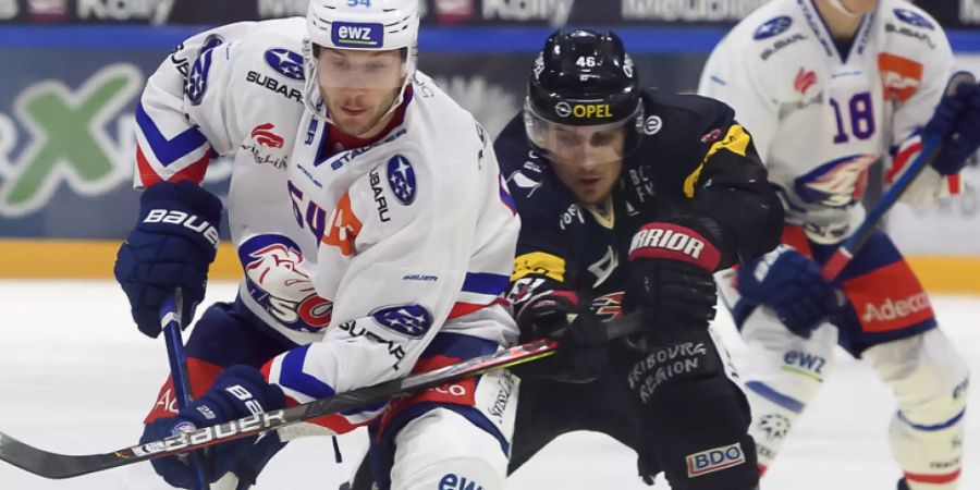 Christian Marti von den ZSC Lions (links) versucht sich gegen den Freiburger Matthias Rossi durchzusetzen