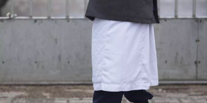 Ein Mann in traditioneller Bekleidung steht vor einem Versammlungsort von Salafisten. Foto: Florian Schuh/dpa blasphemie
