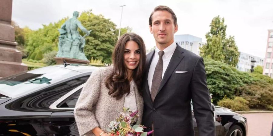 René Adler und seine Frau Lilli Hollunder bei ihrer Hochzeit 2016 in Hamburg. Foto: Daniel Bockwoldt/dpa