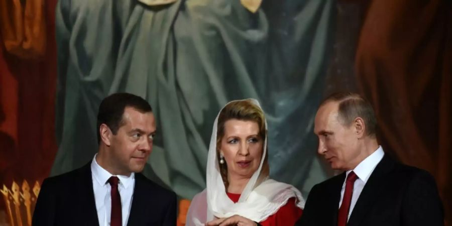 Swetlana Medwedewa (M.) mit ihrem Mann und Präsident Putin (r.)