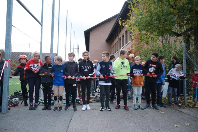 Bei der Eröffnungszeremonie durften die Scherli-Skater das Band zum neuen Skatepark durchschneiden. Scherli-Skater