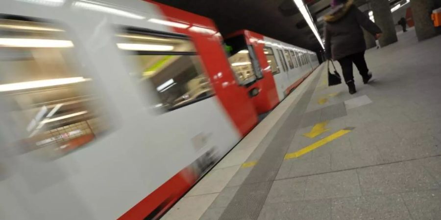 Bei einem Streit auf einem Bahnsteig ist ein Mann am Nürnberger Hauptbahnhof vor eine einfahrende U-Bahn gestossen worden. Foto: David-Wolfgang Ebener/dpa/Archiv