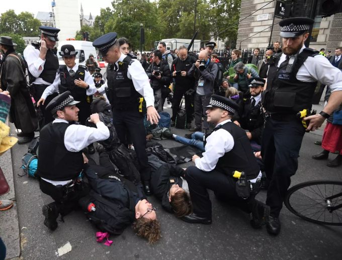 Die Londoner Polizei nimmt im Oktober Aktivisten von Extinction Rebellion fest. Extinction Rebellion